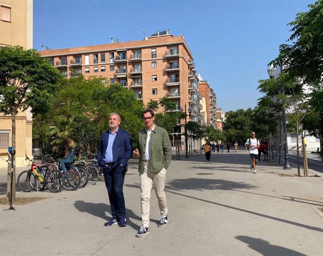 El candidato del PSC a la alcaldía de Barcelona, Jaume Collboni, pasea con el primer secretario del PSC, Salvador Illa, durante la jornada de reflexión en Barcelona