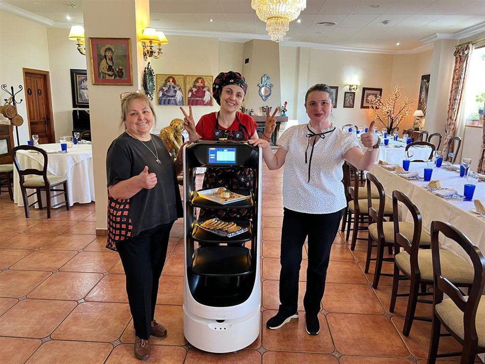 La madrre María de los Ángeles, junto a sus hijas Raquel y María del Mar Oliver, con el robot Curro