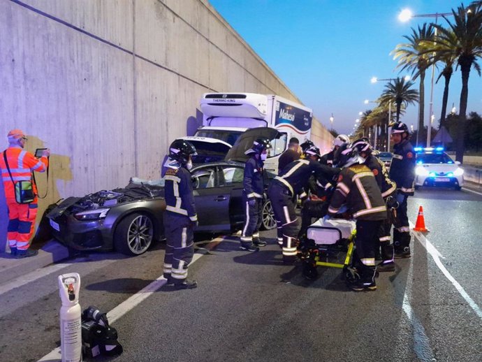 Dos ferits greus i dos afectats en un accident entre dos vehicles a la ronda Litoral de Barcelona