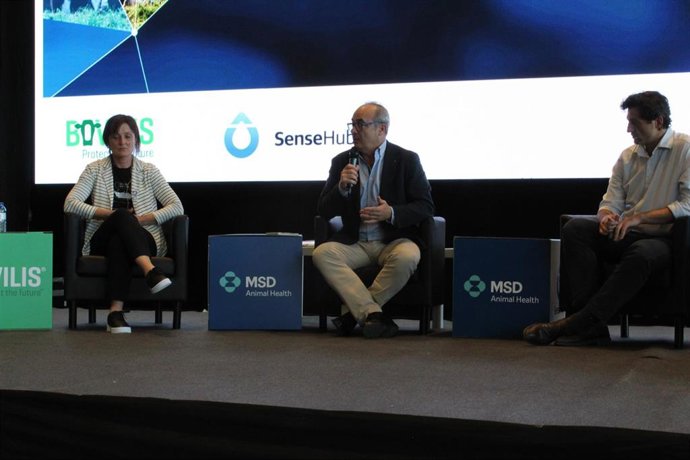 El director de la Unidad de Negocio de Rumiantes de MSD Animal Health, Ángel Revilla, en el centro, durante la celebración de uno de los simposios que tuvieron lugar en el marco de la celebración del Congreso de Anembe.