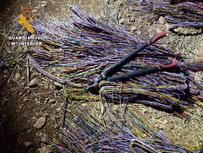 Cableado de cobre del tendido telefónico robado en Iznájar