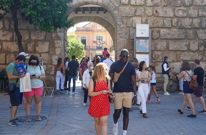 Archivo - Gran cantidad de turistas por el entorno de  la Catedral de Sevilla