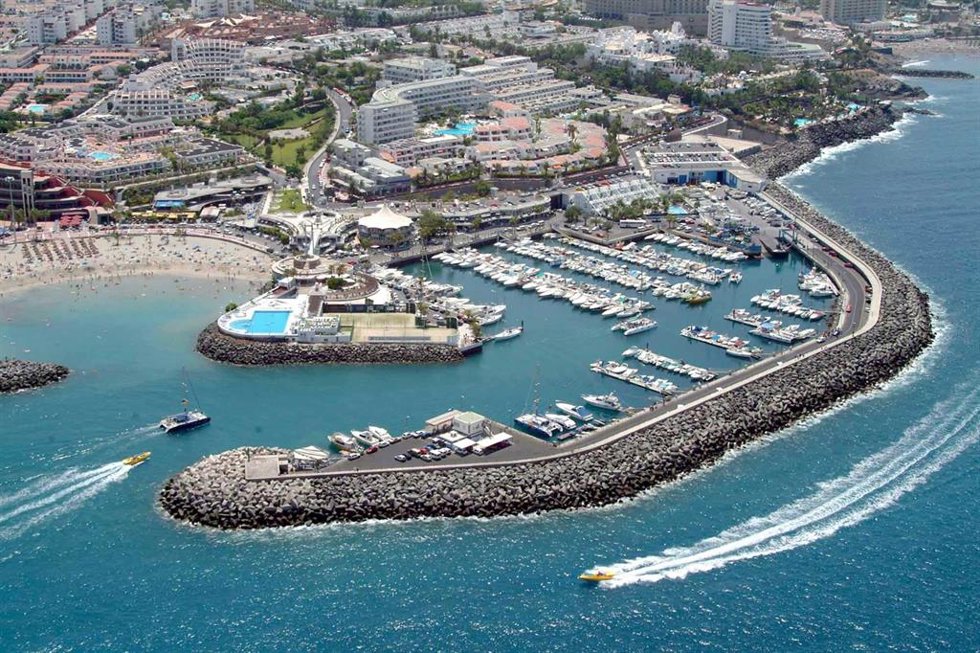 Archivo - Puerto Colón, en Adeje