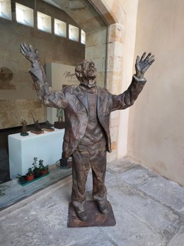 Una de las esculturas de Fernando Mayoral expuestas en la Torre de los Anaya de Salamanca