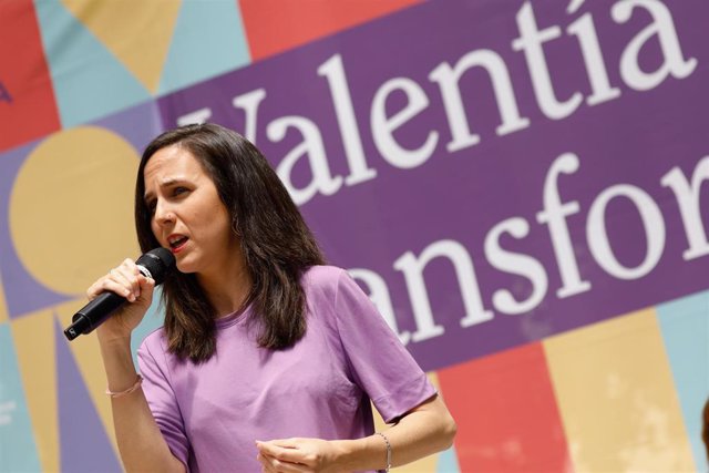 La ministra de Derechos Sociales y Agenda 2030, Ione Belarra, interviene durante un acto de campaña de Podemos