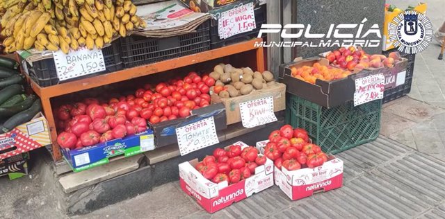 Retirados entre 300 y kilos de fruta en mal estado en Ciudad Lineal
