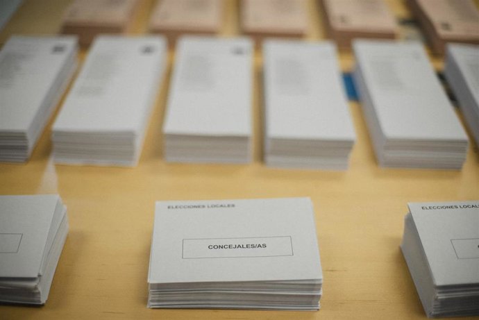 Papeletas electorales y sobres en un colegio electoral.