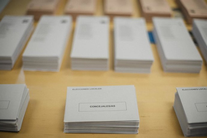 Papeletas electorales y sobres en un colegio electoral, a 27 de mayo de 2023, en Leganés, Madrid (España). Mañana, 28 de mayo, tienen lugar en España elecciones municipales en un total de 8.131 ayuntamientos y elecciones autonómicas en 12 comunidades au