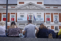 450 puntos digitales en marquesinas de 11 municipios y una pantalla en Sol informarán e tiempo real de resultados