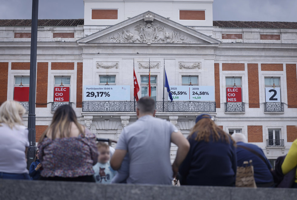 Pantallas en Sol con la evolución de la jornada electoral