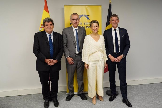 La vicepresidenta segunda y ministra de Trabajo y Economía Social, Yolanda Díaz, y el Ministro de Inclusión, Seguridad Social y Migraciones, José Luis Escrivá, junto con sus homólogos belgas de Trabajo y Asuntos Sociales, Pierre-Yves Dermagne y Frank Va