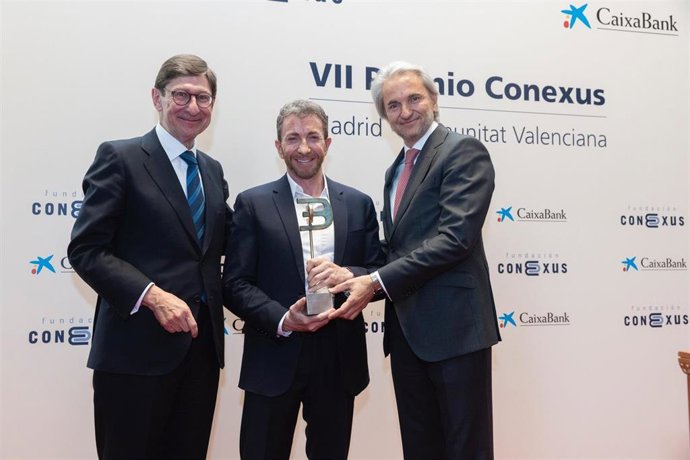 El presidente de Conexus, Manuel Broseta, y el presidente de CaixaBank, José Ignacio Goirigolzarri, entregan el VII Premio Conexus Madrid-Comunitat Valenciana al comunicador y empresario valenciano, Pablo Motos.