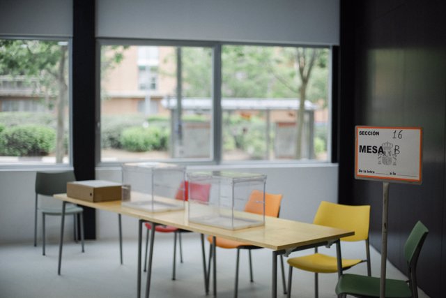 Mesas con urnas en un colegio electoral, a 27 de mayo de 2023, en Leganés, Madrid (España).