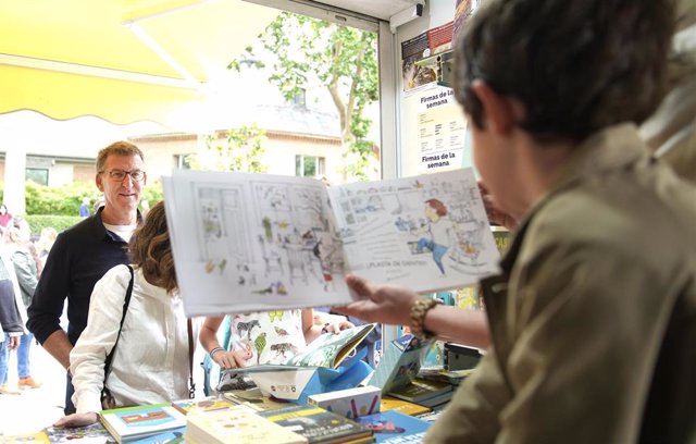 El líder del Partido Popular, visita la Feria del Libro de Madrid junto a su familia en el día de reflexión