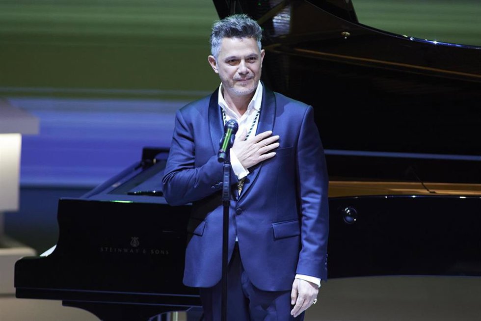Archivo - El cantante, Alejandro Sanz, interpreta el Himno de Andalucía durante el acto de entrega de Medallas de Andalucía 2022 en el Teatro de la Maestranza, a 28 de febrero de 2022 en Sevilla (Andalucía, España)