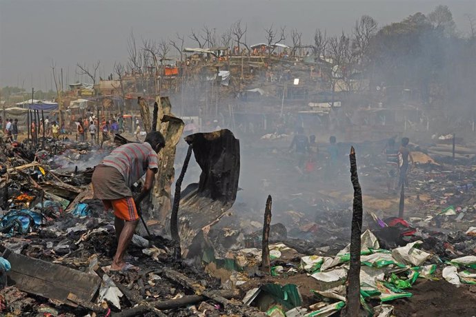 Archivo - Refugiado rohingya tras un incendio en el campamento de Cox's Bazar (Bangladesh)