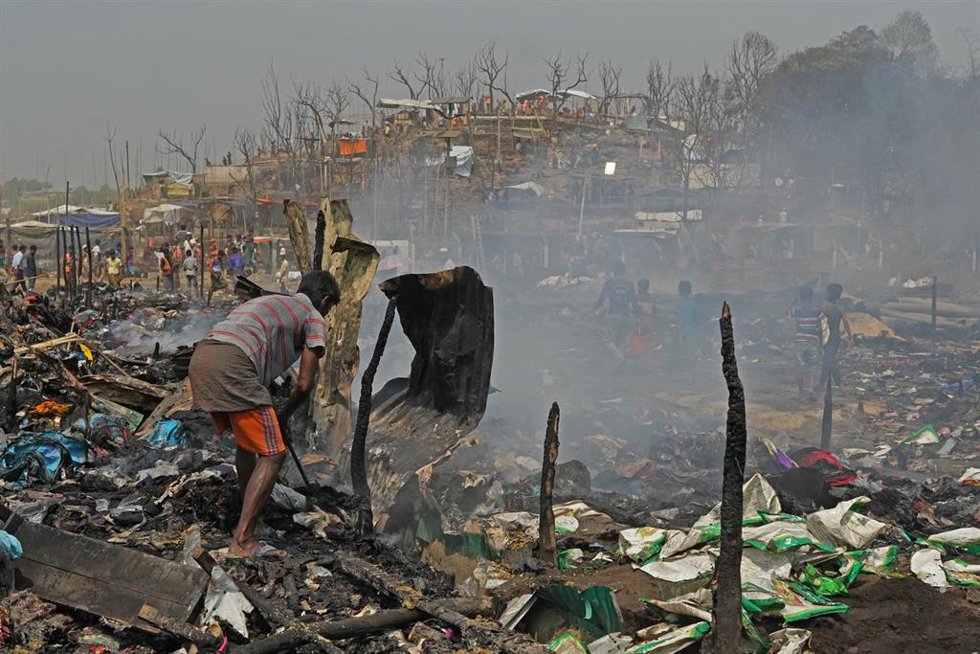 Archivo - Refugiado rohingya tras un incendio en el campamento de Cox's Bazar (Bangladesh)