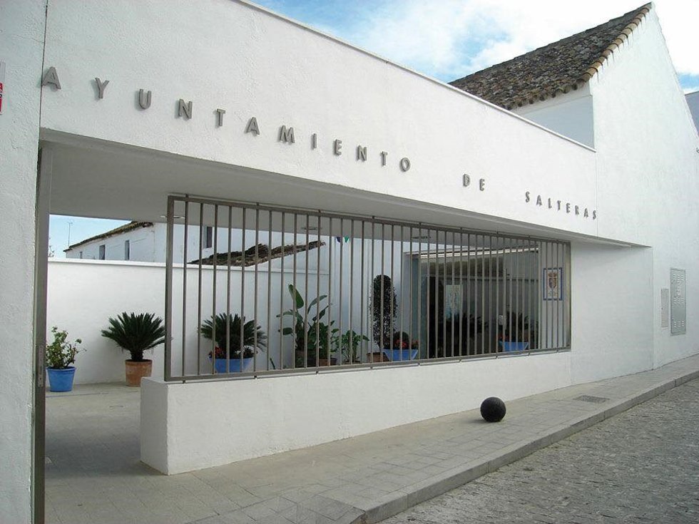 Archivo - Fachada del Ayuntamiento de Salteras