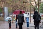Foto: Los electores acudirán este domingo a las urnas con paraguas en una jornada de chubascos y tormentas generalizadas
