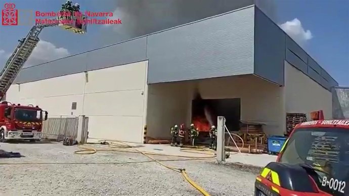 Los bomberos trabajan para extinguir un incendio en una empresa del polígono industrial de Galar.