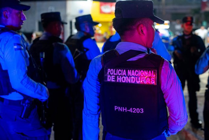 Archivo - December 21, 2022, San Pedro Sula, Cortes, Honduras: Honduran National Police await orders at a nightly meeting during the declared State of Emergency on gangs in San Pedro Sula, Honduras.