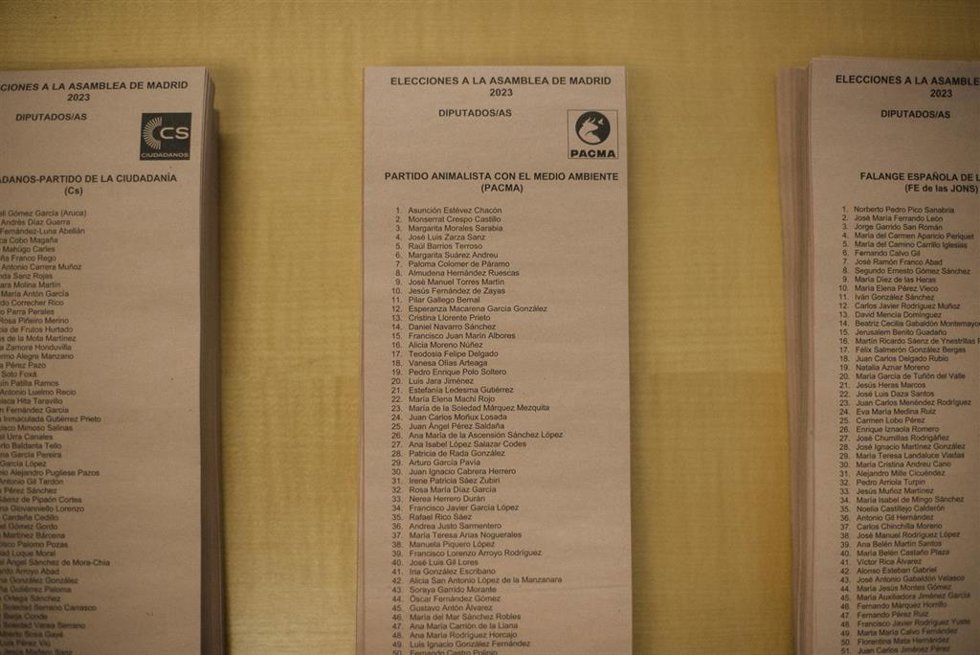 Papeletas electorales en la Biblioteca Central de Leganés, que este año actúa como colegio electoral, a 27 de mayo de 2023