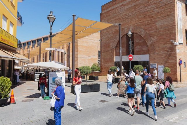 Archivo - Turistas en la puerta del Museo de ARte Romano de Mérida.