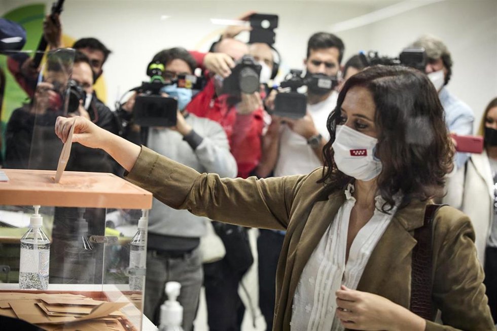 Archivo - La presidenta de la Comunidad de Madrid y candidata a la reelección por el PP, Isabel Díaz Ayuso saluda ejerce su derecho a voto en el Colegio La Inmaculada-Marillac, a 4 de mayo de 2021