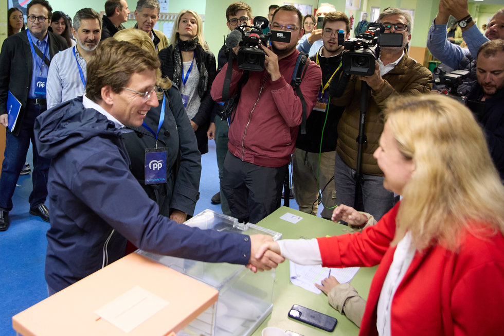 El alcalde de Madrid y candidato a la reelección por el Partido Popular, José Luis Martínez-Almeida, ejerce su derecho al voto en el Colegio Público José Ortega y Gasset, a 28 de mayo de 2023