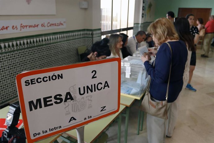 Archivo - Ambiente en un colegio electoral