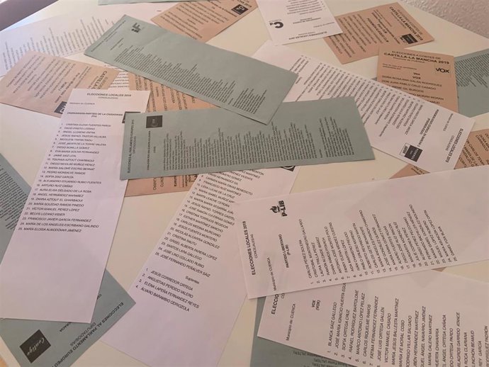 Archivo - Papeletas para elecciones municipales 