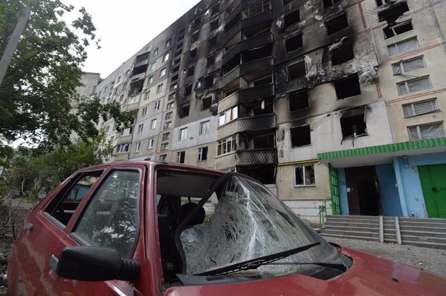 Archivo - Un edificio dañado en Járkov por bombardeos (Archivo)