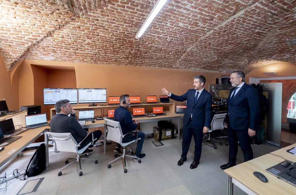 El consejero de Presidencia, Justicia e Interior de la Comunidad de Madrid, Enrique López, y el viceconsejero de presidencia Miguel Ángel García, muestran el Centro de Difusión de Datos habilitado en la Real Casa de Correos, a 27 de mayo de 2023