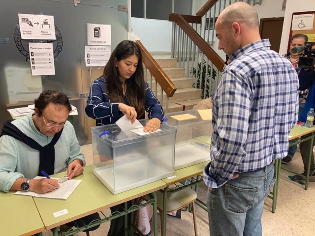 Primeros votantes en un colegio electoral de Mérida el 28 de mayo