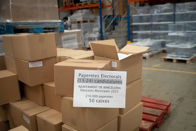Caixes amb paperetes electorals per a les properes eleccions municipals del 28 de maig en els tallers municipals, a 18 de maig de 2023, a Barcelona, Catalunya (Espanya). Els electors de Barcelona han de triar els membres del seu Ajuntament, un