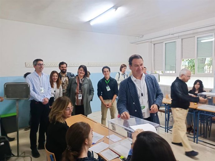 Manuel Carlos Vallejo ejerce su derecho al voto.