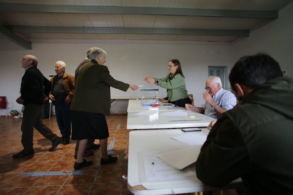 Varias personas ejercen su derecho a voto en la mesa electoral del local parroquial de Recelle, en una mesa que agrupa a varias aldeas del entorno, a 28 de mayo de 2023, en Portomarín, O Páramo, Lugo