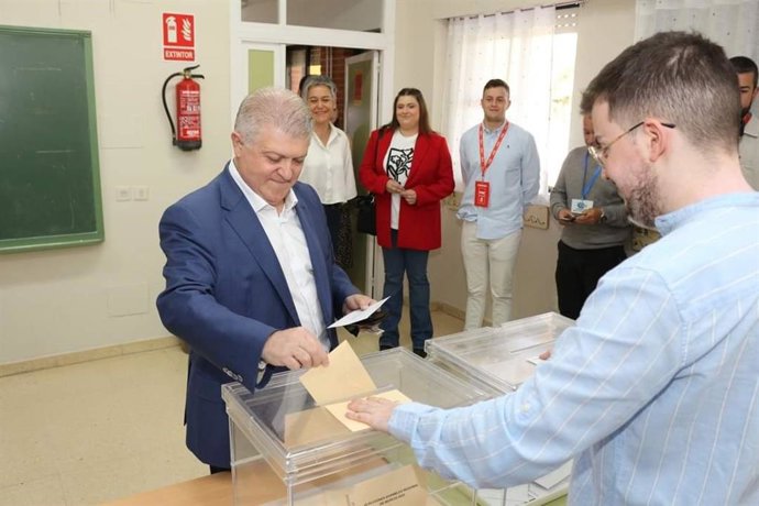 El candidato del PSRM a la presidencia de la CARM, Pepe Vélez, ejerce su derecho a voto