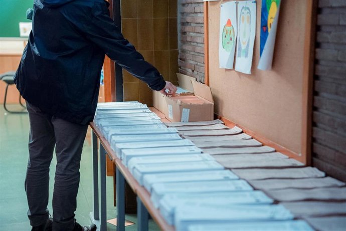 Papeletas para votar de los distintos partidos políticos  preparadas en un colegio electoral, a 28 de mayo de 2023, en Madrid (España).  