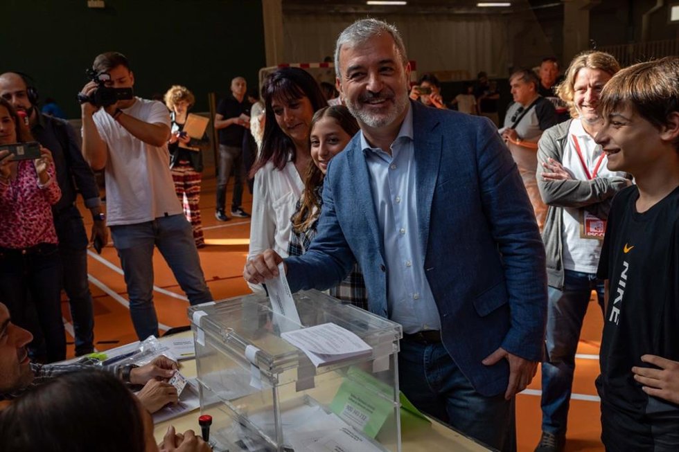 El candidato del PSC a la alcaldía de Barcelona, Jaume Collboni, vota en las elecciones municipales del 28M