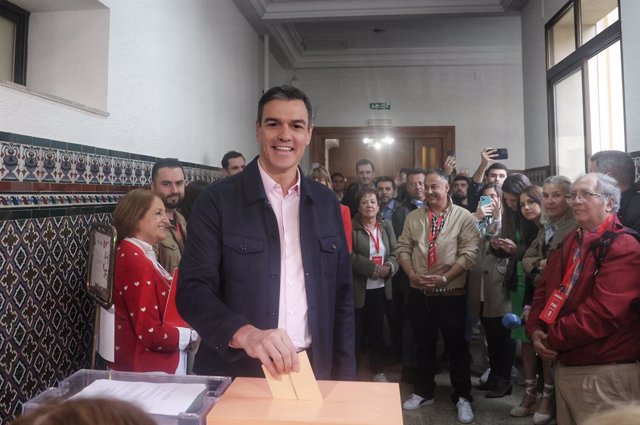 El secretario general del PSOE y presidente del Gobierno de España, Pedro Sánchez, ejerce su derecho al voto en el Colegio de Nuestra Señora del Buen Consejo, a 28 de mayo de 2023, en Madrid (España). Hoy, 28M, se celebran en España elecciones municipales