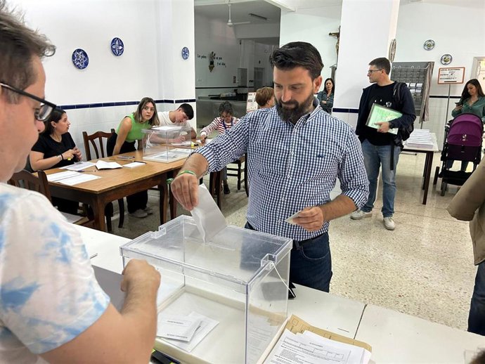 El candidato de Vox a la Alcaldía de Almería, Juan Francisco Rojas, vota en las elecciones municipales del 28M