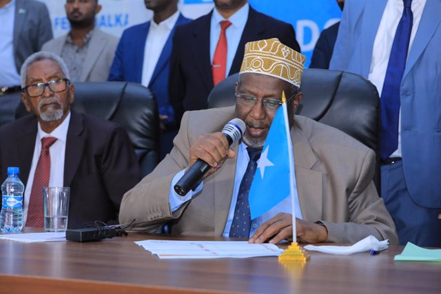 Archivo - MOGADISHU, May 16, 2022  -- Somali parliament speaker Sheikh Adan Mohamed Nur announces the results of the presidential election in Mogadishu, Somalia, on May 15, 2022.   The Somalian parliament on Sunday chose Hassan Sheikh Mohamud as the count