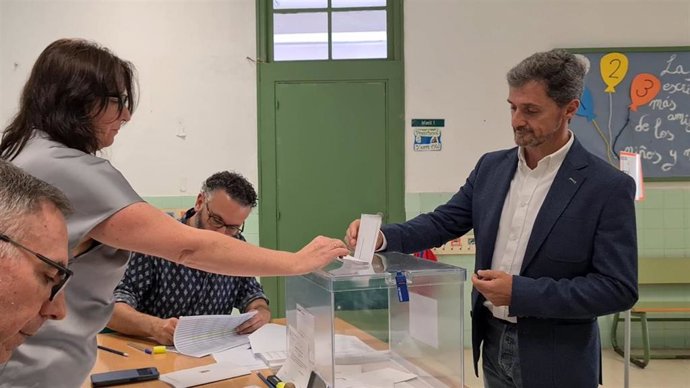 El candidato de Vox en Cádiz votando este 28M.