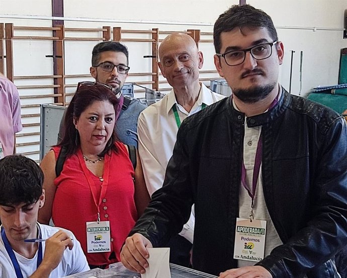 El candidato a la Alcaldía de Almería por Con Andalucía, Alejandro Lorenzo, vota en las elecciones municipales del 28M