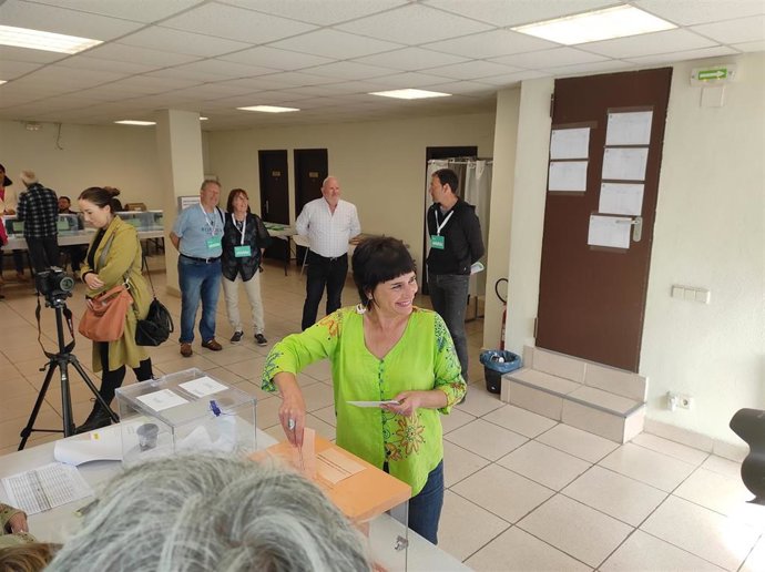 La candidata de EH Bildu a la Presidencia del Gobierno de Navarra, Laura Aznal, vota en las elecciones forales y municipales del 28 de mayo.