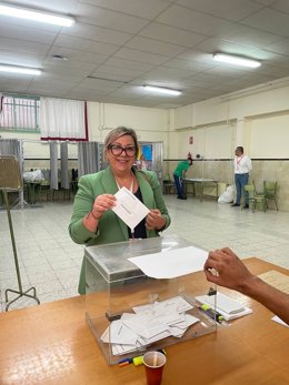 La candidata a la alcaldía de Huelva de la confluencia de Izquierdas (Izquierda Unida, Podemos, Iniciativa del Pueblo Andaluz), Mónica Rossi, ejerciendo su derecho al voto.