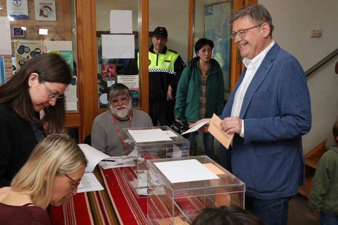 El president de la Generalitat valenciana i candidat socialista a la reelecció, Ximo Puig, vota a Morella (Castelló)