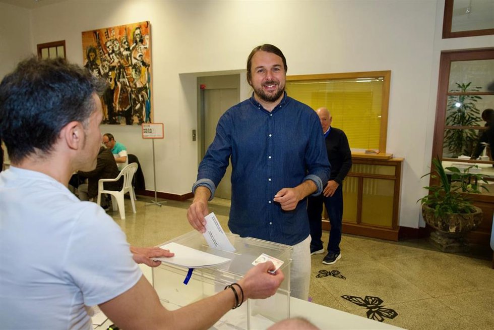 El candidato de Marea Atlántica a la alcaldía de A Coruña, Xan Xove, vota en la ciudad herculina en las elecciones municipales del 28 de mayo