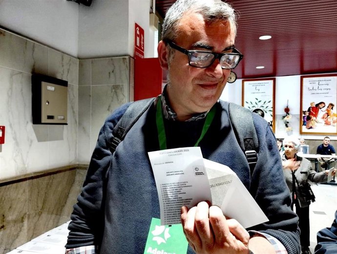 El candidato de Adelante Andalucía a la Alcaldía de Granada, Paco Cabello, ha votado en el Colegio Virgen de Gracia.